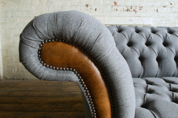 Noble y elegante sofá Chesterfield gris de tres plazas de lujo para sala de estar.