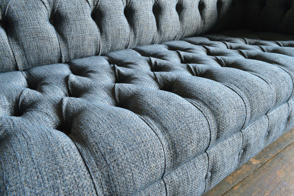 Textil de lujo Chesterfield gris, sofá de diseñador de tres plazas.