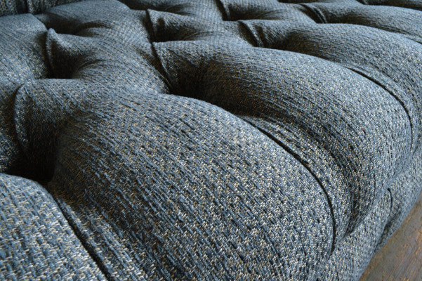 Textil de lujo Chesterfield gris, sofá de diseñador de tres plazas.