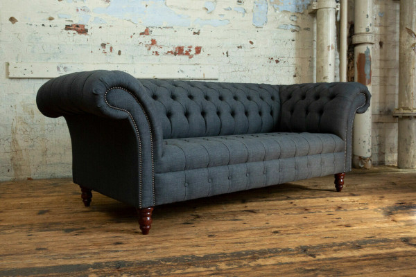 Sofá de tela gris Chesterfield de tres plazas gris de lujo para sala de estar.