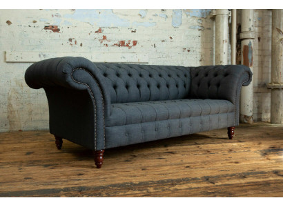 Sofá de tela gris Chesterfield de tres plazas gris de lujo para sala de estar.