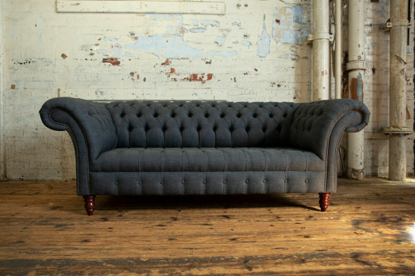 Sofá de tela gris Chesterfield de tres plazas gris de lujo para sala de estar.
