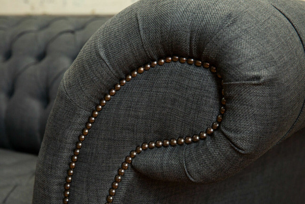 Sofá de tela gris Chesterfield de tres plazas gris de lujo para sala de estar.