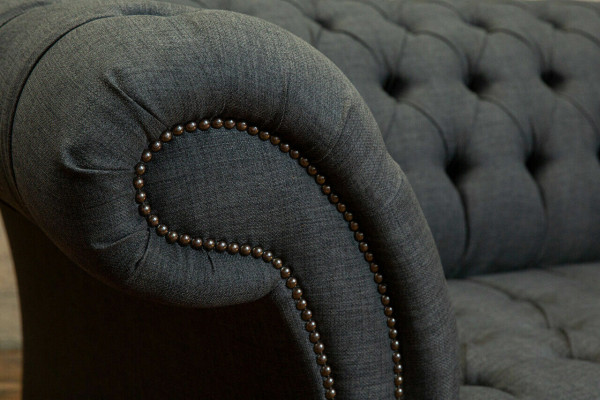 Sofá de tela gris Chesterfield de tres plazas gris de lujo para sala de estar.