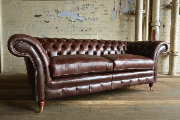 Sofá de lujo Chesterfield marrón de 3 plazas para sala de estar moderna.