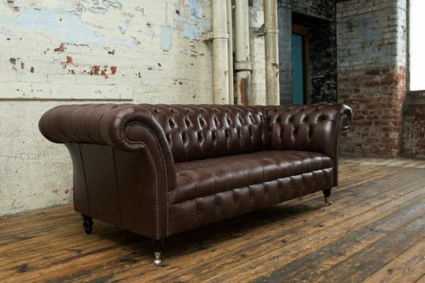 Sofá Chesterfield marrón de lujo diseñado por un diseñador de sofás.