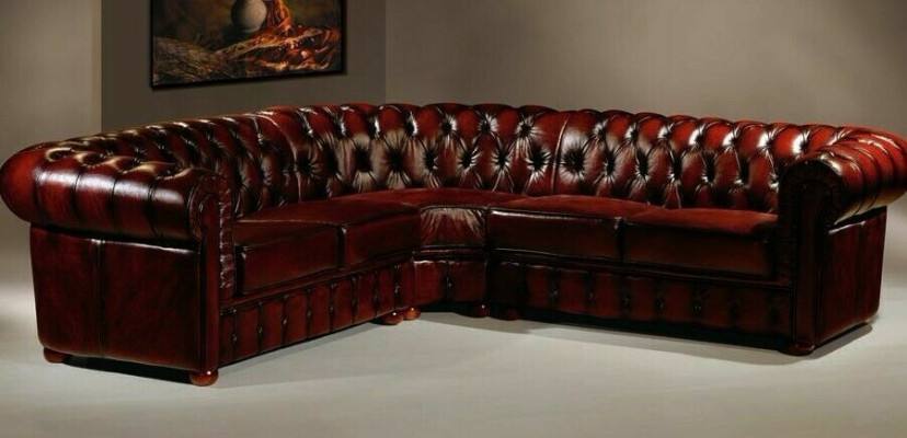 Sofá de esquina Chesterfield de diseñador en terciopelo y cuero.