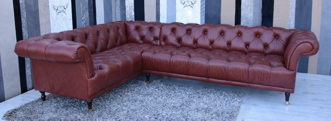 Sofá esquinero Chesterfield de lujo con tapicería a medida.