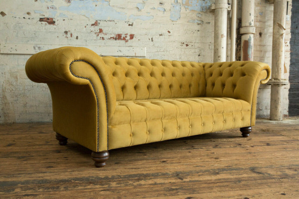 Sofá de lujo de tres plazas Chesterfield de diseñador amarillo para la sala de estar.