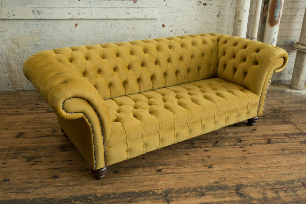 Sofá de lujo de tres plazas Chesterfield de diseñador amarillo para la sala de estar.