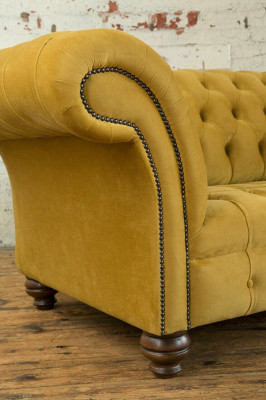 Sofá de lujo de tres plazas Chesterfield de diseñador amarillo para la sala de estar.