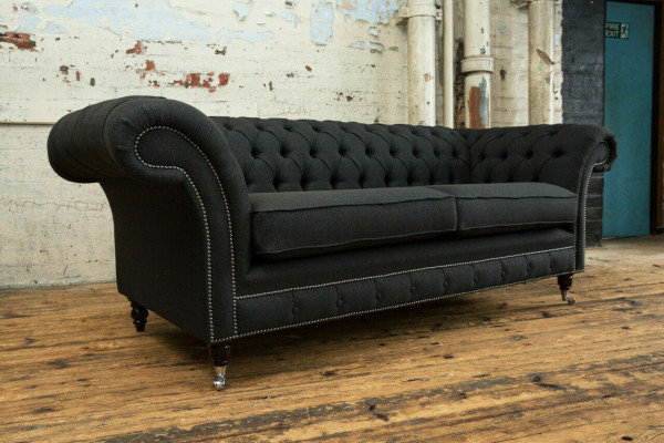Sofá de lujo Chesterfield moderno de tres plazas negro.