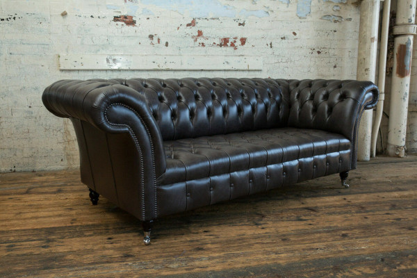 Moderno sofá Chesterfield de tres plazas de lujo en negro.