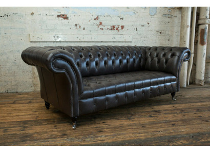 Moderno sofá Chesterfield de tres plazas de lujo en negro.