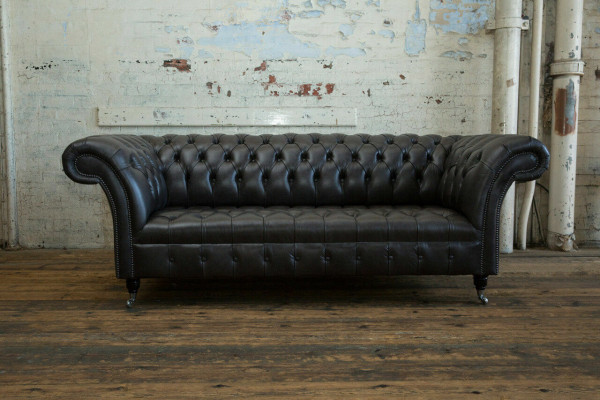 Moderno sofá Chesterfield de tres plazas de lujo en negro.