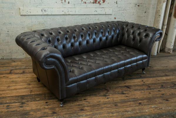 Moderno sofá Chesterfield de tres plazas de lujo en negro.