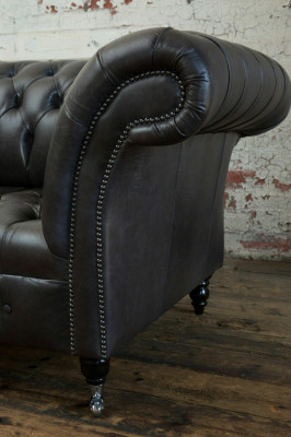 Moderno sofá Chesterfield de tres plazas de lujo en negro.