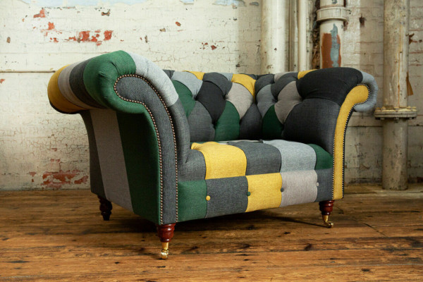 Sillón Chesterfield de una plaza de colores vivos, sillón de salón moderno.