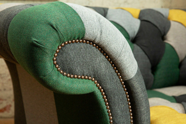 Sillón Chesterfield de una plaza de colores vivos, sillón de salón moderno.