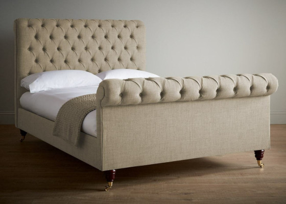 Cama doble de lujo Chesterfield en beige, diseño de dormitorio de diseñador.
