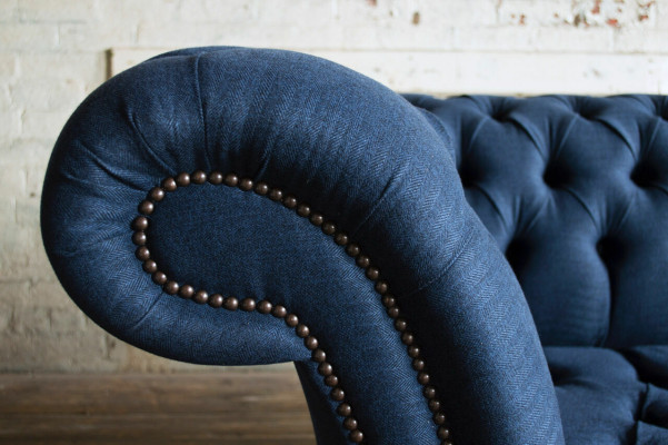 Texto Chesterfield de tela azul de 4 plazas, sofá tapizado de diseñador.