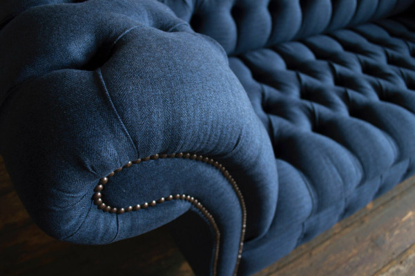Texto Chesterfield de tela azul de 4 plazas, sofá tapizado de diseñador.