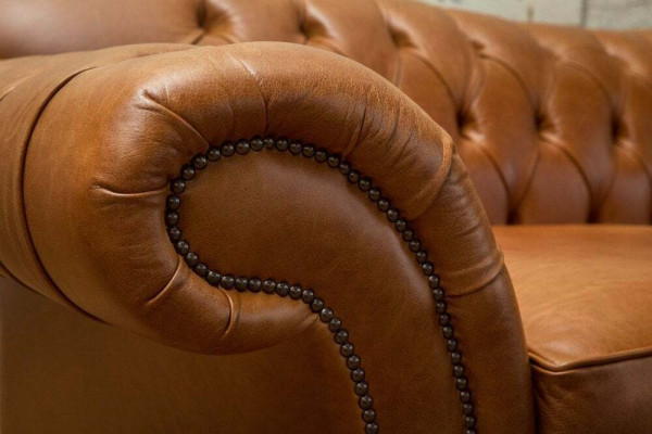 Sofá de lujo Chesterfield de tres plazas marrón para la sala de estar.