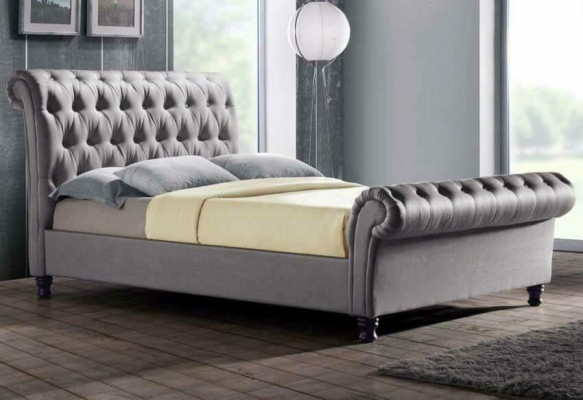 Cama doble de cuero Chesterfield gris para dormitorio, cama de lujo de diseñador tapizada.