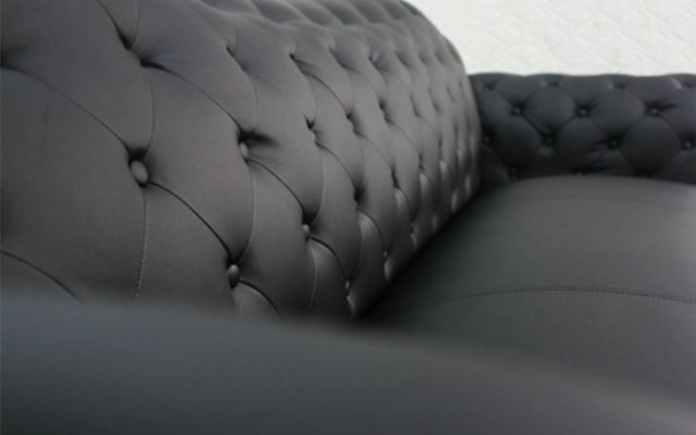 Sofá Chesterfield negro. Tres plazas moderno y elegante.