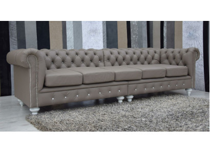 Sofá Chesterfield de tela y cuero de 5 plazas.