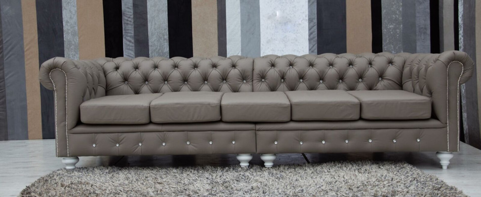 Sofá Chesterfield de tela y cuero de 5 plazas.