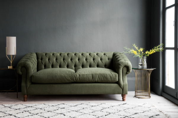 Verde Chesterfield de lujo de diseñador de tres plazas.