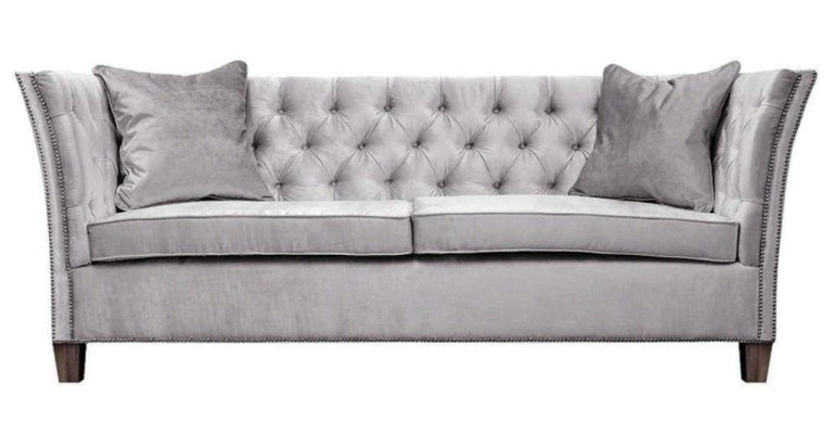 Sofá Beige Chesterfield de tres plazas muebles tapizados para hoteles, consultorios y salas de estar.