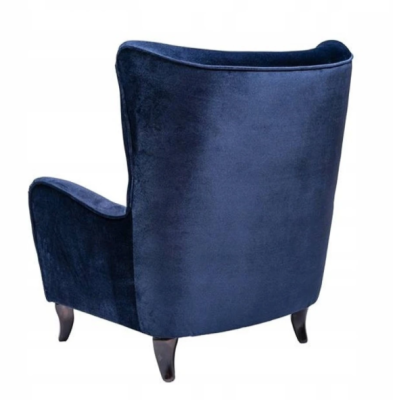 Sillón de tela de terciopelo Chesterfield azul contemporáneo en el salón.