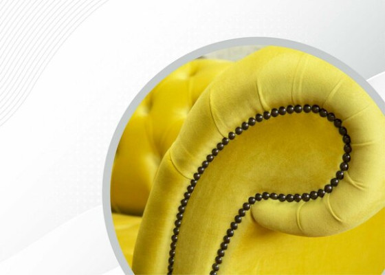 Sofá amarillo de 4 plazas Chesterfield con tapicería de cuero y tela amarilla.