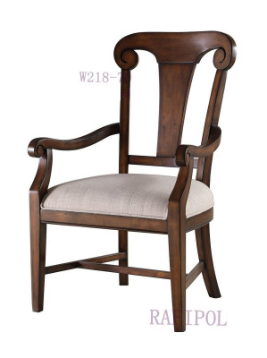 Silla clásica de comedor de madera marrón con reposabrazos.