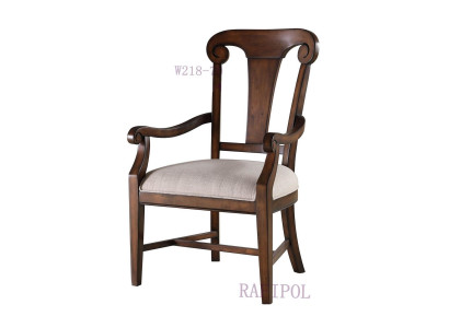 Silla clásica de comedor de madera marrón con reposabrazos.