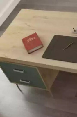 Escritorio de lujo de diseñador moderno de color marrón, muebles de oficina de madera, mesas nuevas.