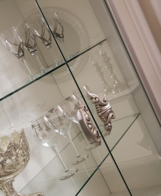 Vitrina de lujo de madera de cerezo Muebles italianos Aparador de sala con vitrina de vidrio