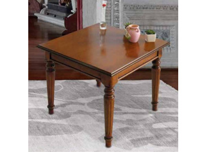 Elegante mesa de café clásica en marrón con patas torneadas.