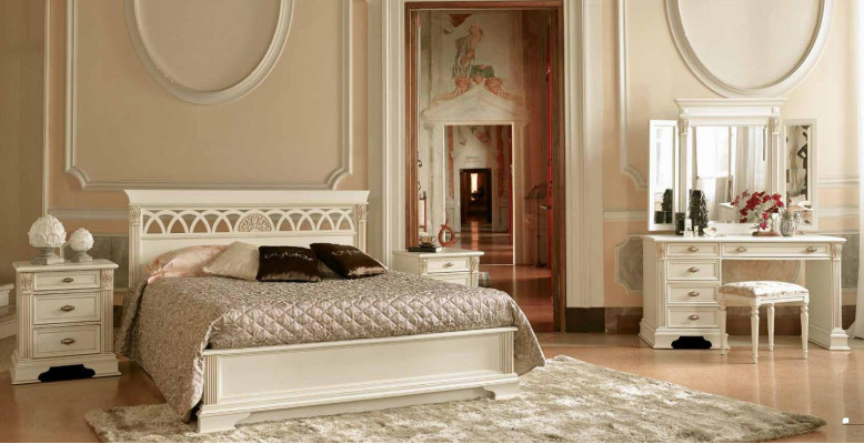 Cama clásica con 2 mesitas de noche. Set de dormitorio de 3 piezas. Muebles italianos de madera maciza estilo barroco.
