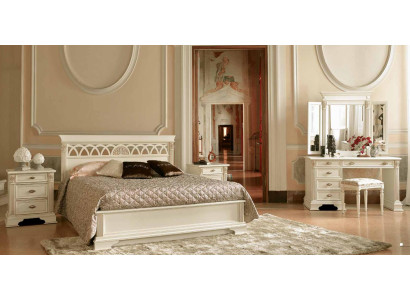 Cama clásica con 2 mesitas de noche. Set de dormitorio de 3 piezas. Muebles italianos de madera maciza estilo barroco.
