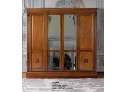Armario de madera maciza de estilo antiguo en el dormitorio, armario de estilo italiano.