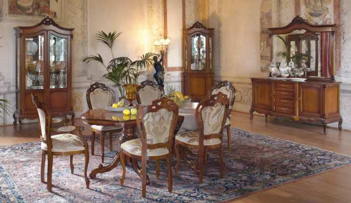 Clásica mesa de lujo en madera, mesas barrocas, decoración rococó estilo antiguo comedor y sala de estar.