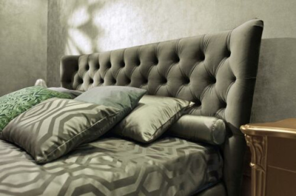 Juego de dormitorio de lujo de 4 piezas. Cama + 2 mesitas de noche + taburete. Camas de diseño moderno de madera maciza.