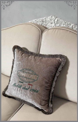 Conjunto de sala de estar clásico de 9 piezas en los colores beige y blanco.