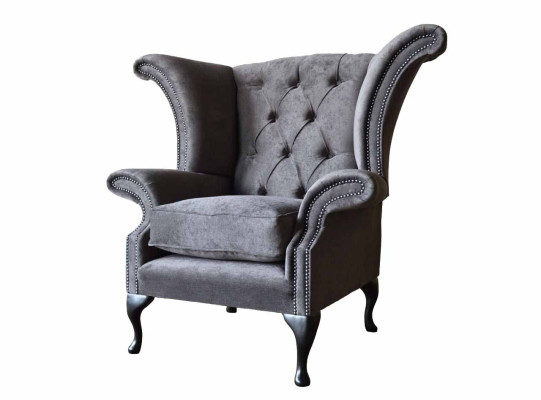 Silla orejera modelo Chesterfield de tela de poliéster gris para sala de estar.