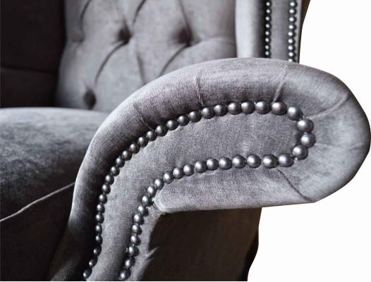 Silla orejera modelo Chesterfield de tela de poliéster gris para sala de estar.