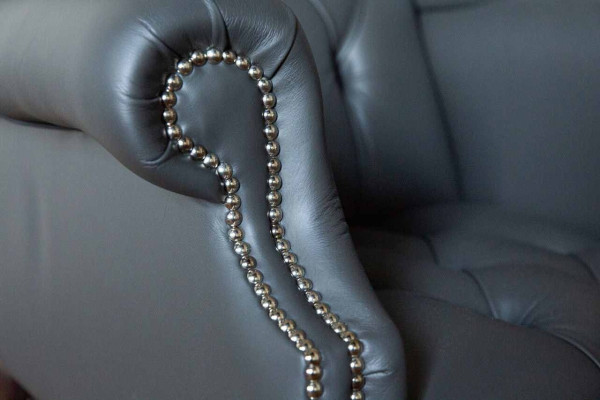 Sillón con reposapiés, sillón tapizado de diseñador Chesterfield, sillón de orejas nuevo.