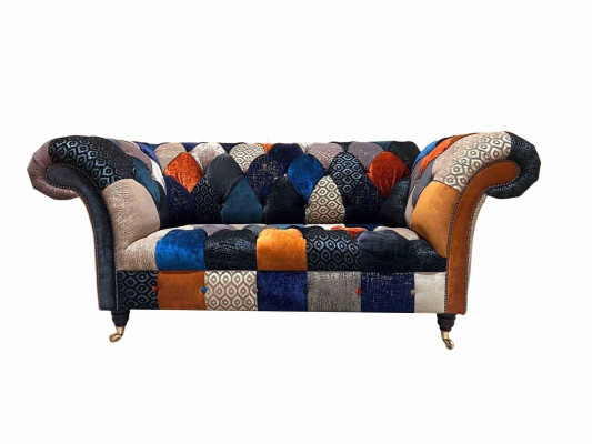 Sofás de tres plazas de lujo en diseño de tela Chesterfield multifacético.